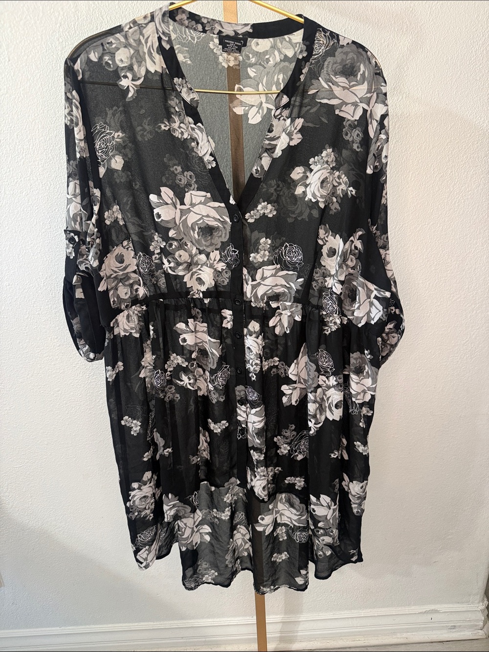 TORRID- Black and White Floral Button-Front Tunic- Size 1 or 1X